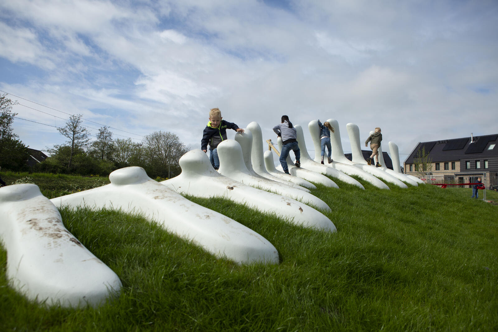 Kunstwerk Neopter door Marjet Wessels Boer. Voorbeeld van kunst in een woonwijk. Foto Willem Sluyterman van Loo