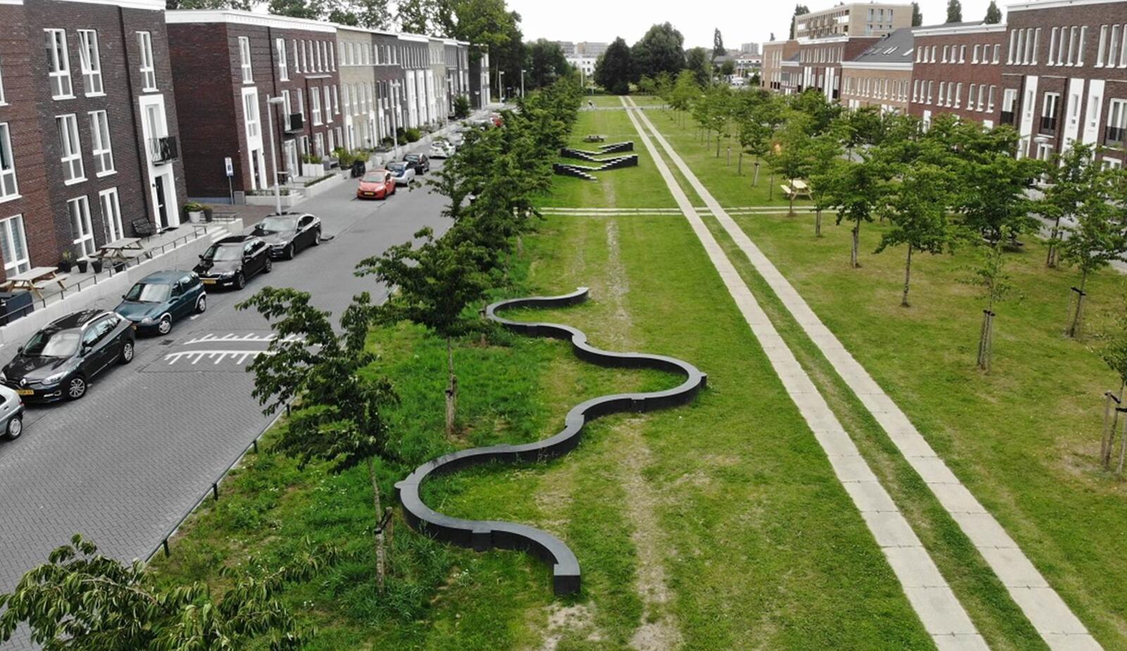 Kunstwerk Kantelen door Maze de Boer. Voorbeeld van kunst en spelelement. Fotograaf onbekend. 